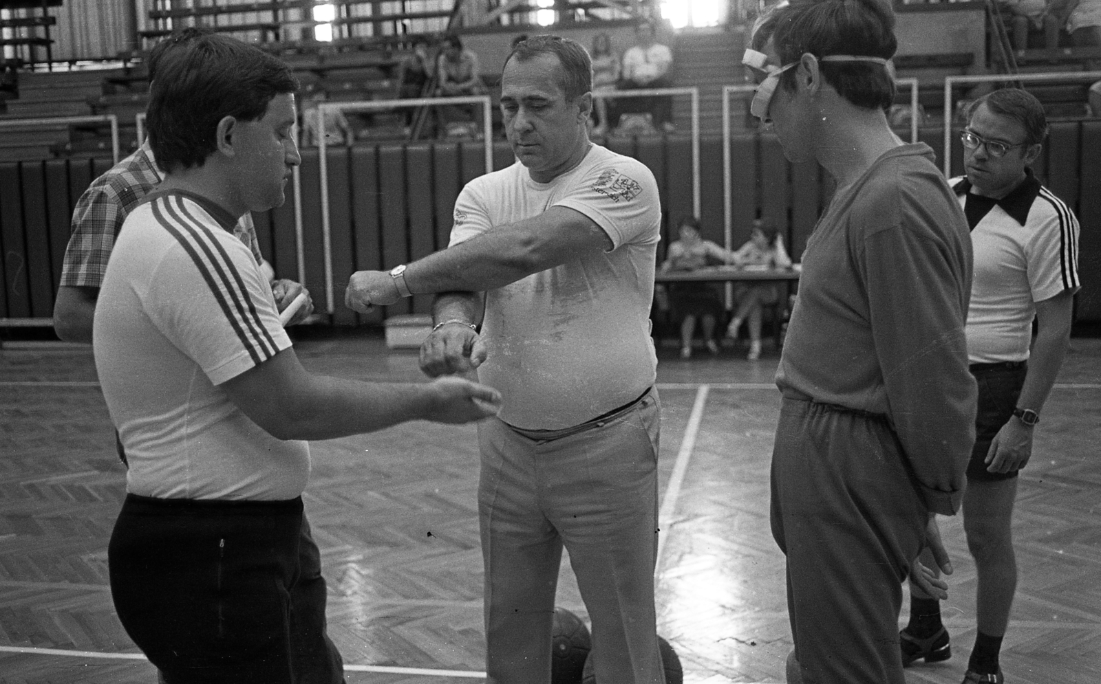 Hungary, Budapest XIII., Fáy utcai Vasas kézilabdacsarnok, csörgőlabda mérkőzés., 1974, Urbán Tamás, referee, Budapest, goalball, Fortepan #89472