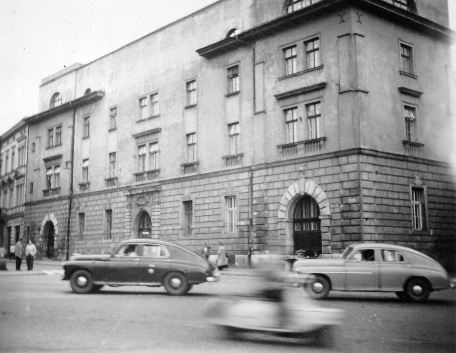 Poland, Kraków, ulica Grodzka és az Arsenal Królewski, a Királyi Palota (Wawel) felől nézve., 1958, Fortepan, street view, automobile, Fortepan #8950