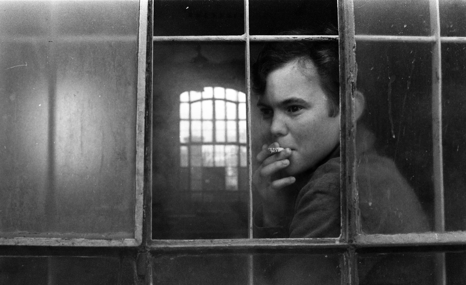 Hungary, Aszód, Művelődésügyi Minisztérium 2. sz. Fiúnevelő Intézete, cigarettaszünet a gépműhelyben., 1974, Urbán Tamás, smoking, Fortepan #89502