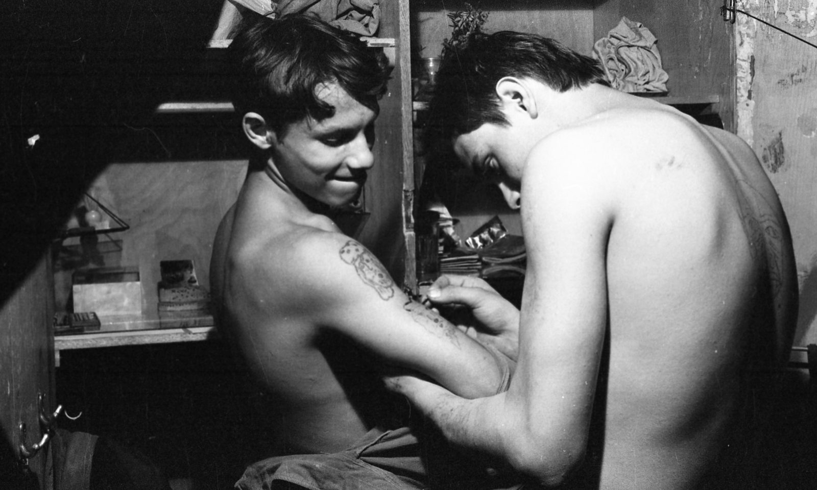 Hungary, Aszód, Művelődésügyi Minisztérium 2. sz. Fiúnevelő Intézete, hálókörlet előtere., 1974, Urbán Tamás, tattoo, half-naked, stripped to the waist, Fortepan #89506