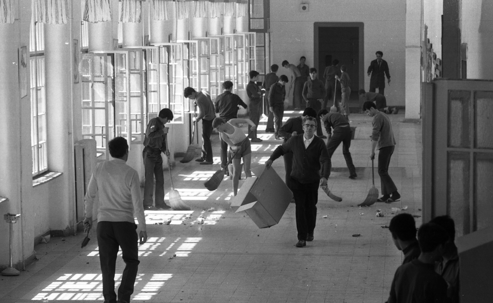 Hungary, Aszód, Művelődésügyi Minisztérium 2. sz. Fiúnevelő Intézetének folyosója, körlet takarítás., 1974, Urbán Tamás, broom, cleaning, Fortepan #89507