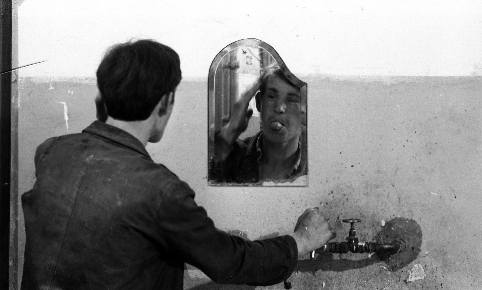 Hungary, Aszód, Művelődésügyi Minisztérium 2. sz. Fiúnevelő Intézete, mosdó., 1974, Urbán Tamás, reflection, mirror, grimace, wall tap, sticking tongue out, Fortepan #89515