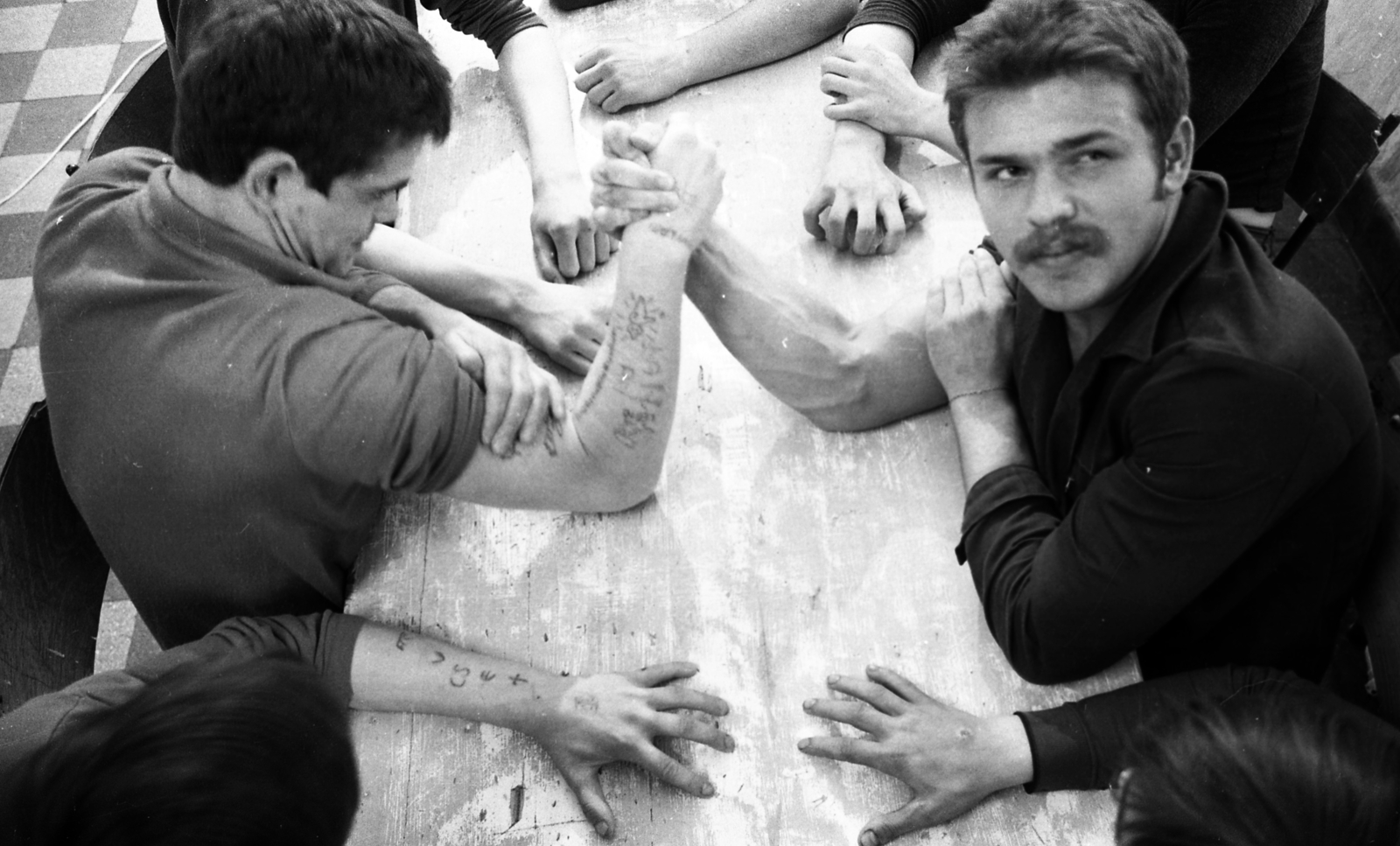 Hungary, Aszód, Művelődésügyi Minisztérium 2. sz. Fiúnevelő Intézete, hálókörlet előtere., 1974, Urbán Tamás, tattoo, armwrestling, Fortepan #89519