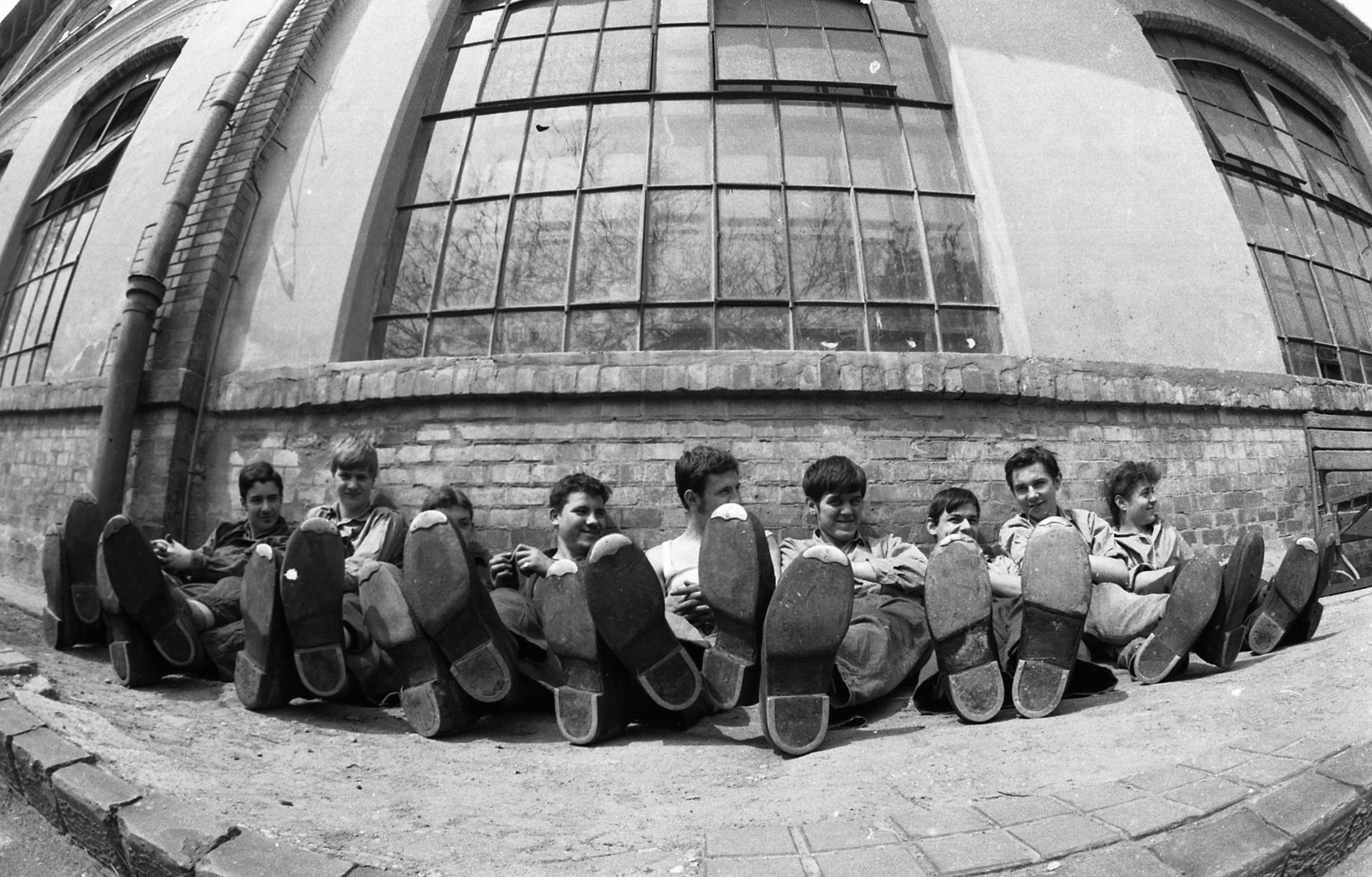 Hungary, Aszód, Művelődésügyi Minisztérium 2. sz. Fiúnevelő Intézete, pihenő a műhely előtt., 1974, Urbán Tamás, boys, sitting on the ground, fisheye lens, divided windows, Fortepan #89523