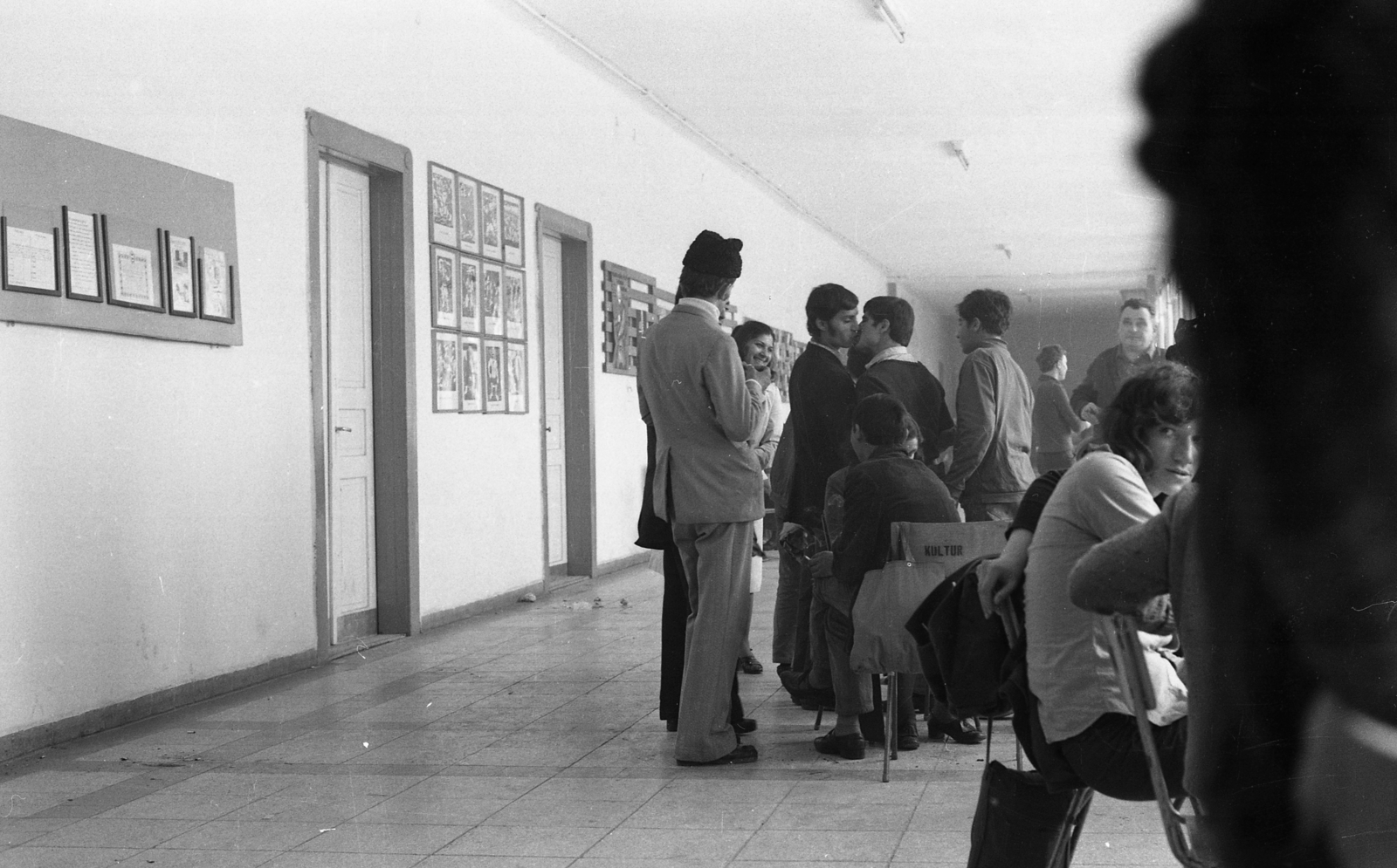 Hungary, Aszód, Művelődésügyi Minisztérium 2. sz. Fiúnevelő Intézetének folyosója látogatási időben., 1974, Urbán Tamás, kiss, kissing, Fortepan #89528