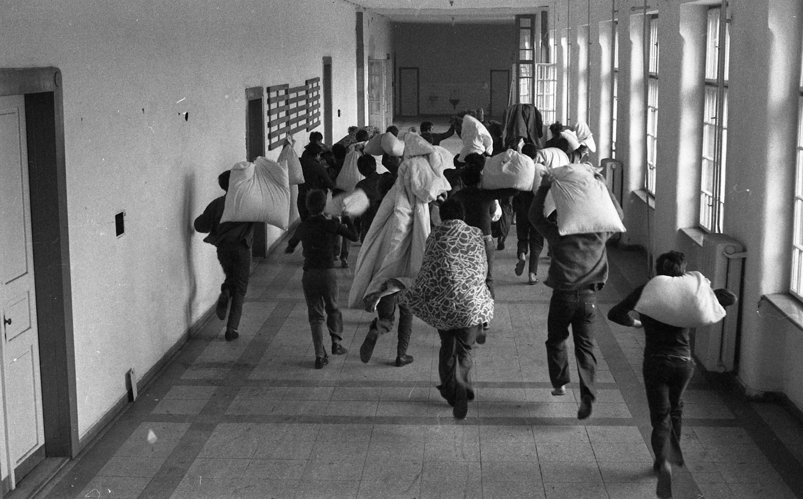 Hungary, Aszód, Művelődésügyi Minisztérium 2. sz. Fiúnevelő Intézetének folyosója., 1974, Urbán Tamás, pillow, eiderdown, Fortepan #89537