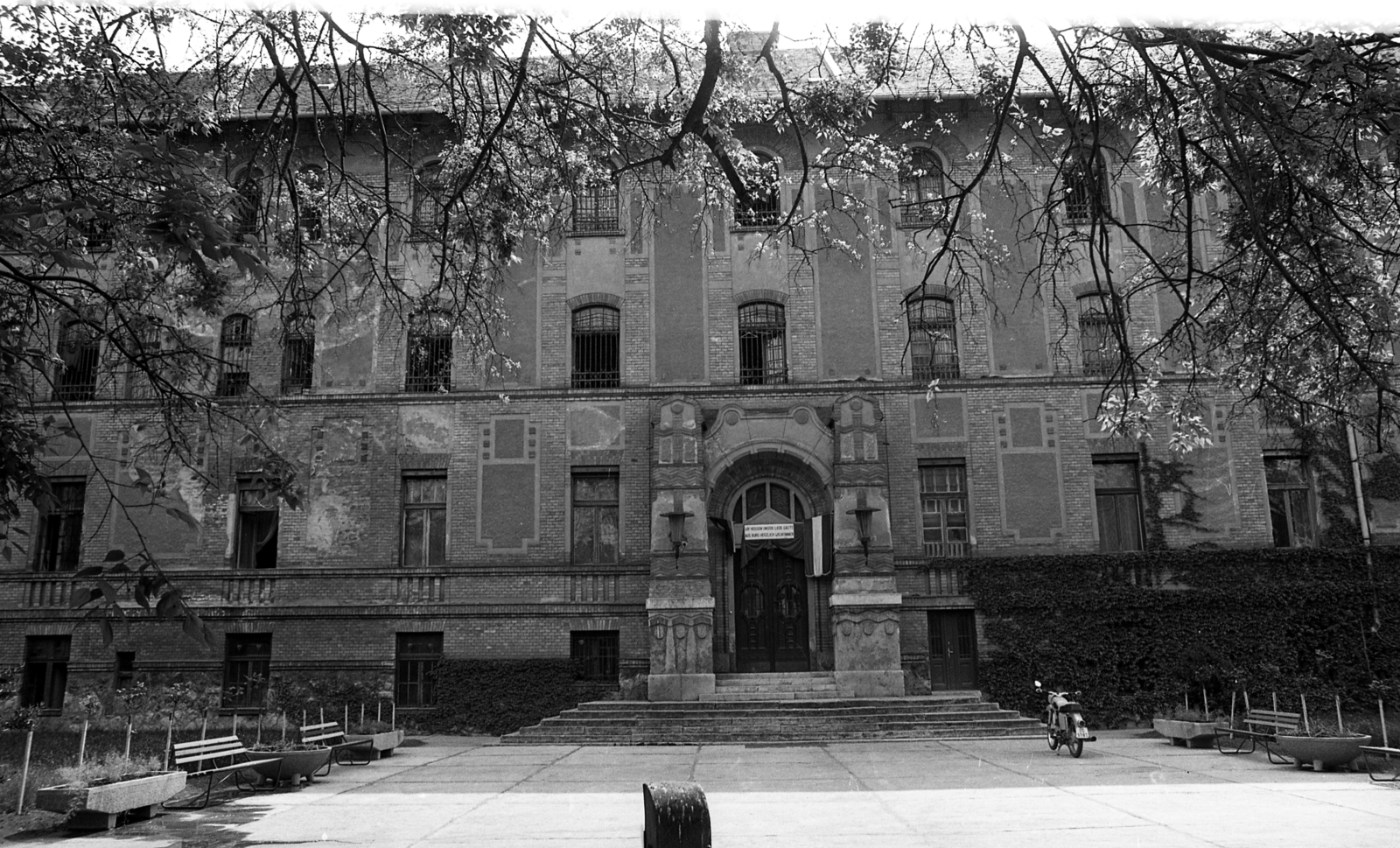 Magyarország, Aszód, Művelődésügyi Minisztérium 2. sz. Fiúnevelő Intézete., 1975, Urbán Tamás, utcabútor, motorkerékpár, pad, rács, Fortepan #89539