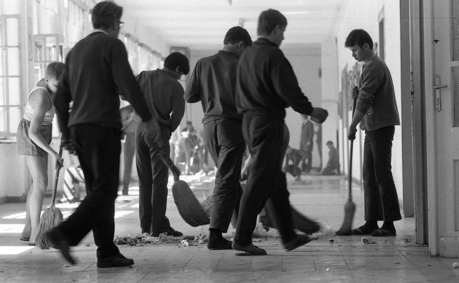 Magyarország, Aszód, Művelődésügyi Minisztérium 2. sz. Fiúnevelő Intézetének folyosója, körlet takarítás., 1975, Urbán Tamás, seprű, takarítás, Fortepan #89550