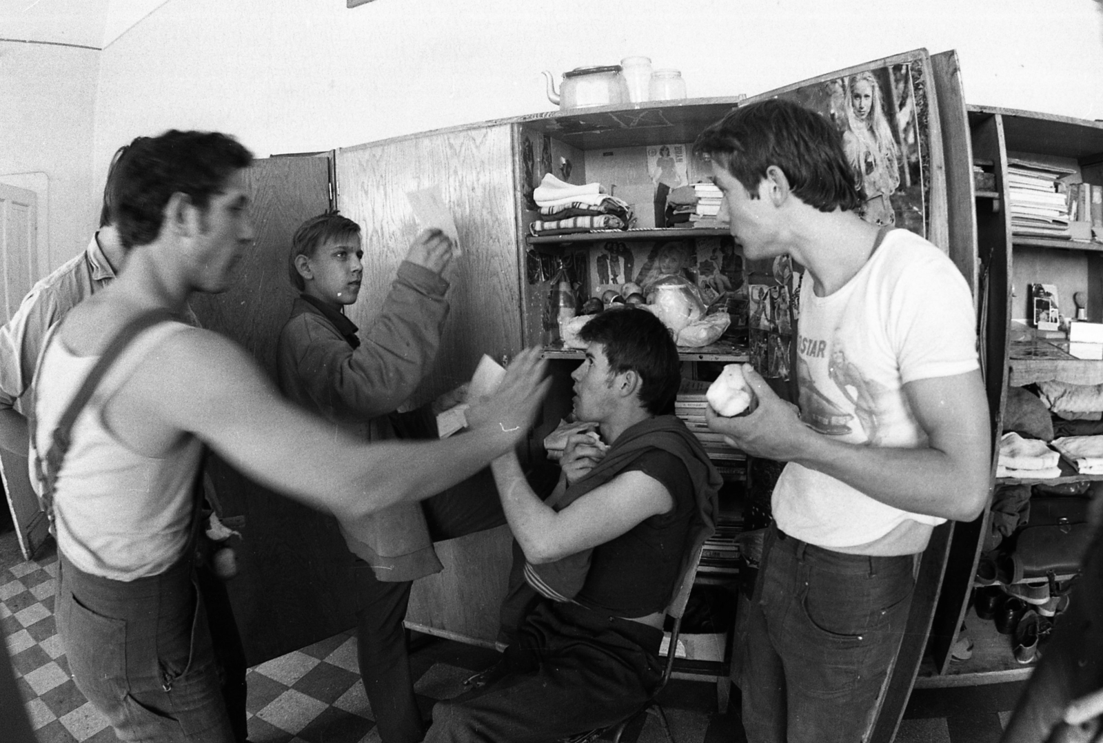 Hungary, Aszód, Művelődésügyi Minisztérium 2. sz. Fiúnevelő Intézete, hálókörlet előtere., 1975, Urbán Tamás, kettle, Fortepan #89554