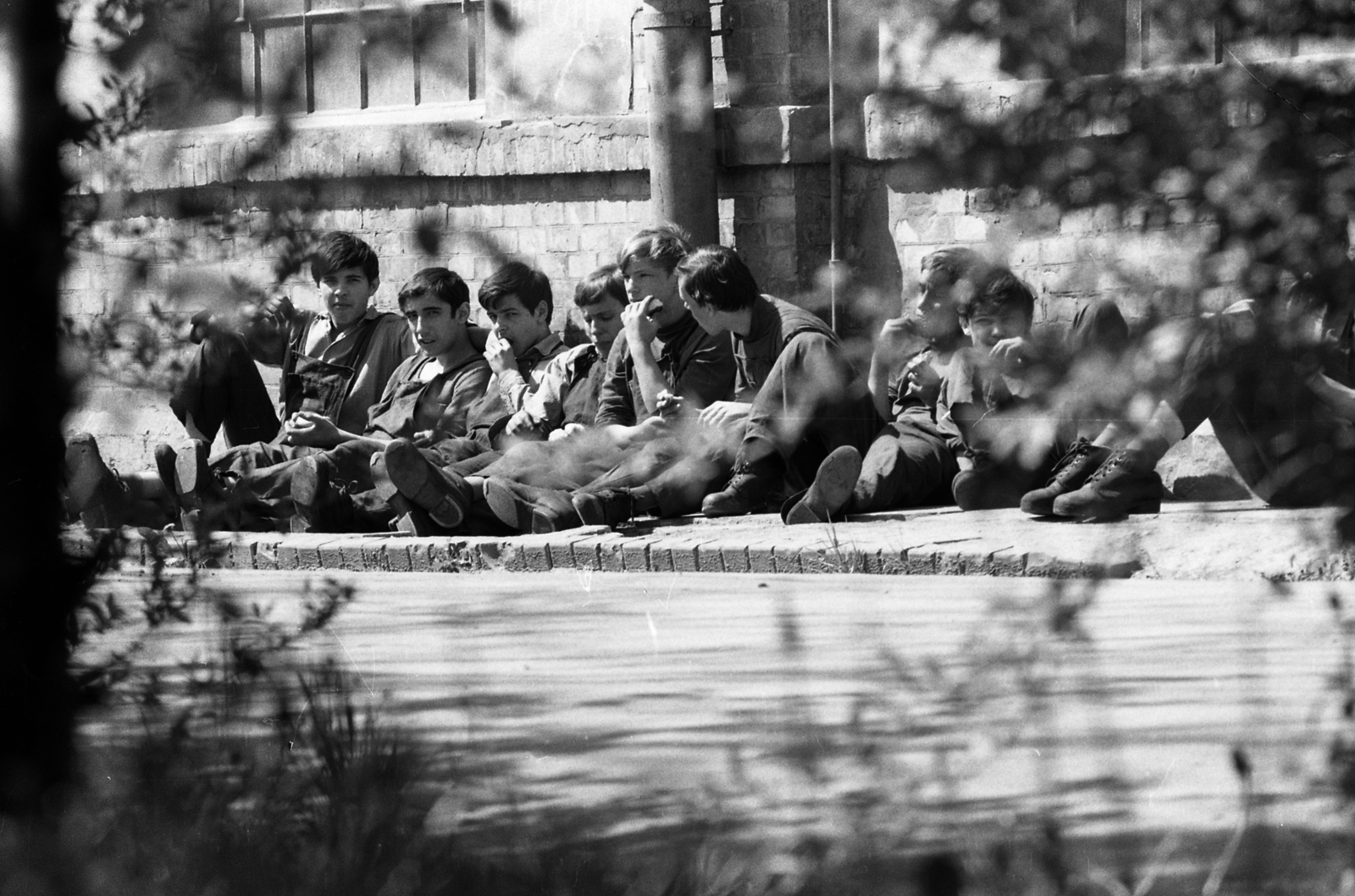 Hungary, Aszód, Művelődésügyi Minisztérium 2. sz. Fiúnevelő Intézete, pihenő a műhely előtt., 1975, Urbán Tamás, Fortepan #89558