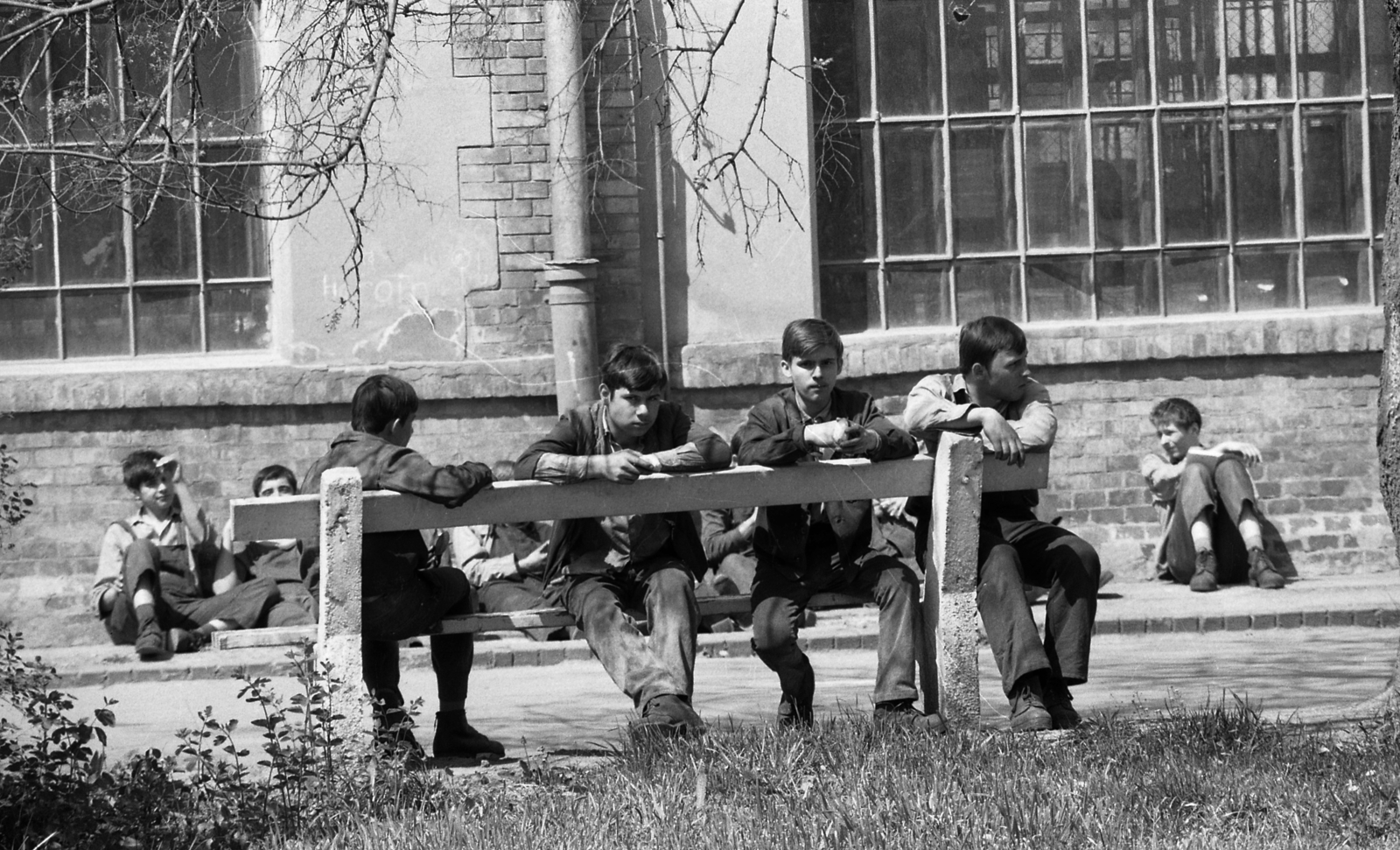 Hungary, Aszód, Művelődésügyi Minisztérium 2. sz. Fiúnevelő Intézete, pihenő a műhely előtt., 1975, Urbán Tamás, bench, sitting on the ground, sitting reversely, divided windows, Fortepan #89559