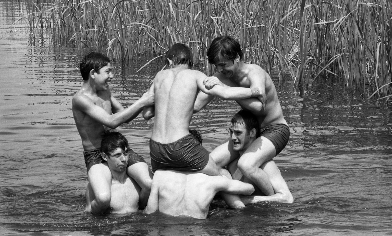Hungary, Aszód, 1975, Urbán Tamás, fun, reed, sitting on the shoulders, Fortepan #89563