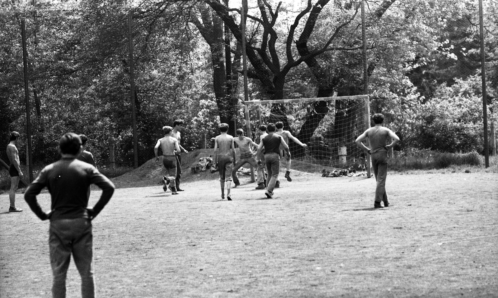Hungary, Aszód, Művelődésügyi Minisztérium 2. sz. Fiúnevelő Intézete, sportpálya., 1975, Urbán Tamás, football, half-naked, stripped to the waist, Fortepan #89564