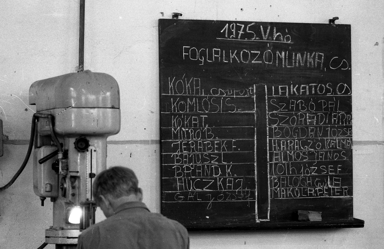 Hungary, Aszód, Művelődésügyi Minisztérium 2. sz. Fiúnevelő Intézete, gépműhely., 1975, Urbán Tamás, blackboard, boring machine, Fortepan #89566