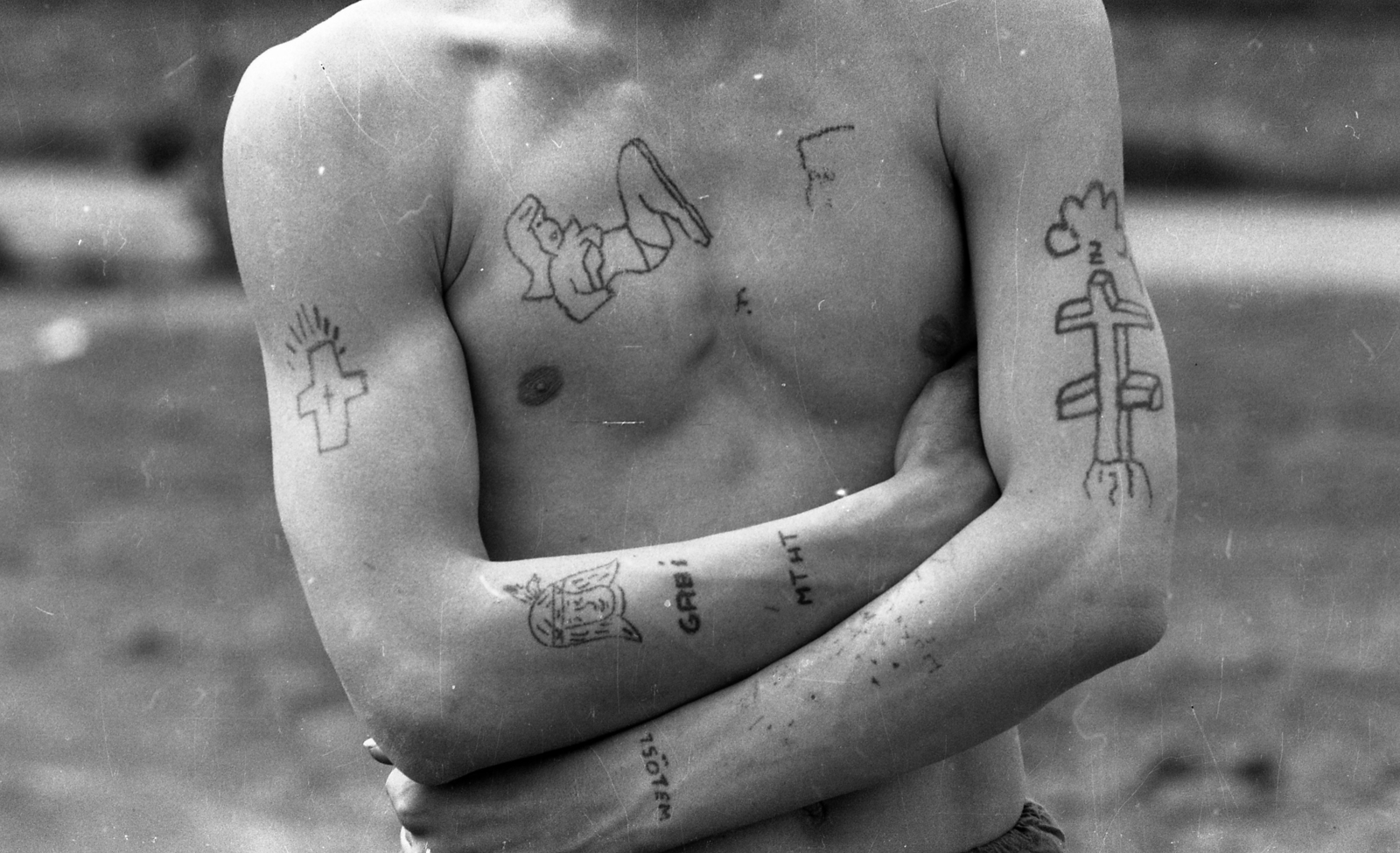 Hungary, Aszód, Művelődésügyi Minisztérium 2. sz. Fiúnevelő Intézete., 1975, Urbán Tamás, tattoo, half-naked, stripped to the waist, Fortepan #89569