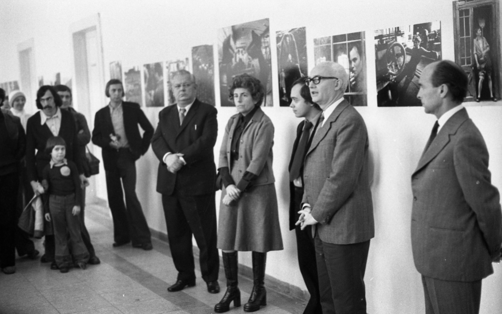 Hungary, Aszód, Művelődésügyi Minisztérium 2. sz. Fiúnevelő Intézetének folyosója. Jobbról a harmadik Urbán Tamás az intézet életét bemutató képek készítője, mellette a kiállítást megnyitó Keleti Éva fotográfus., 1975, Urbán Tamás, exhibition, celebrity, Fortepan #89572