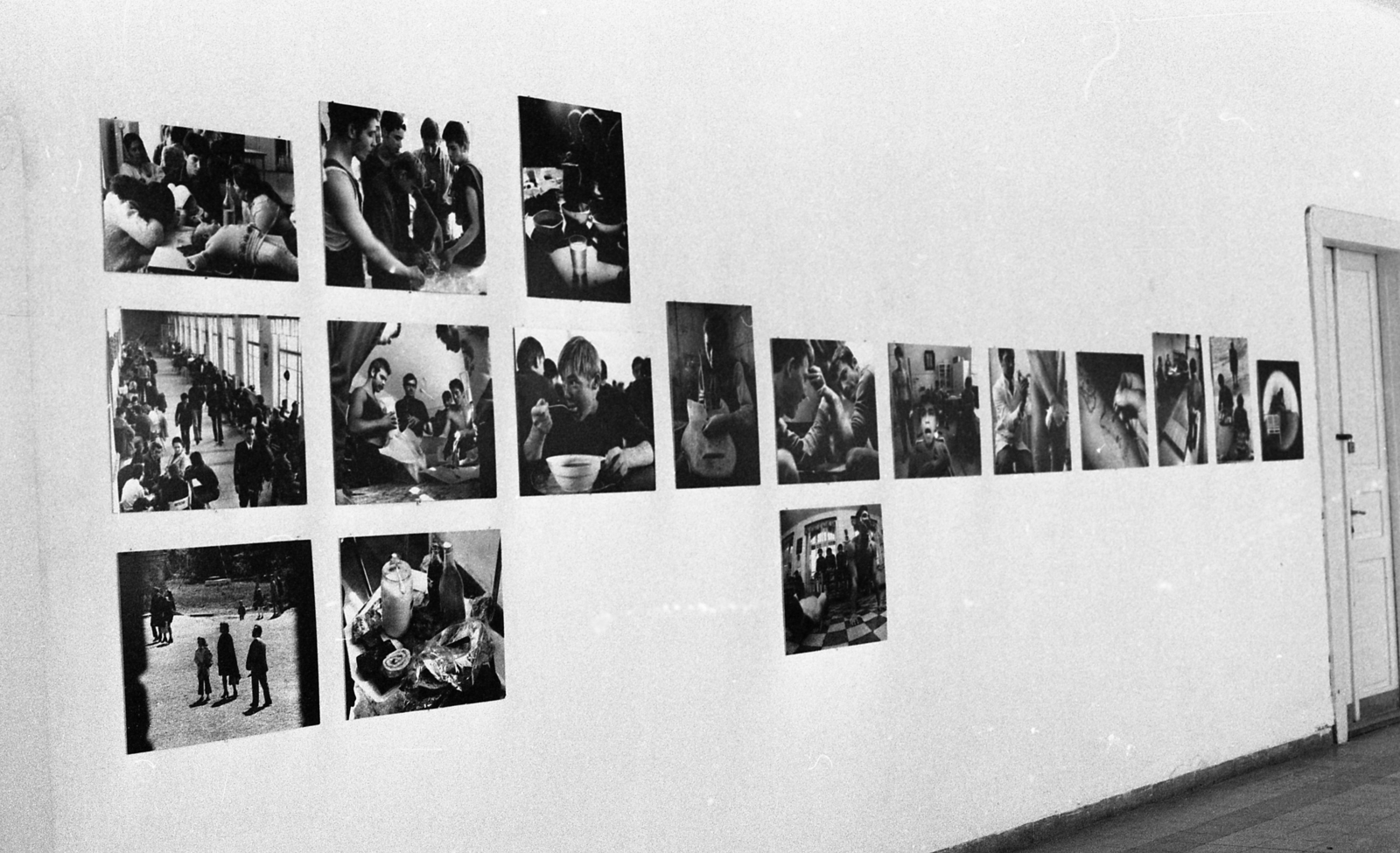 Hungary, Aszód, Művelődésügyi Minisztérium 2. sz. Fiúnevelő Intézetének folyosója. Urbán Tamás fotókiállítása., 1975, Urbán Tamás, exhibition, Fortepan #89574