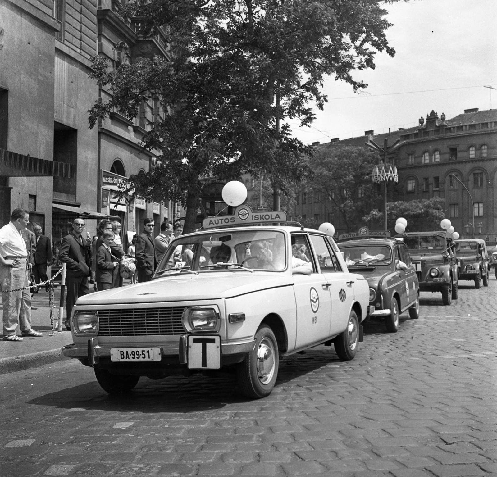 Hungary, Budapest VI.,Budapest XIII., Nyugati (Marx) tér, háttérben a Westend ház. Budapesti Közlekedési Napok, gépjárművek felvonulása a FKBT szervezésében., 1969, Urbán Tamás, Wartburg-brand, march, number plate, learner driver, Budapest, Fortepan #89583