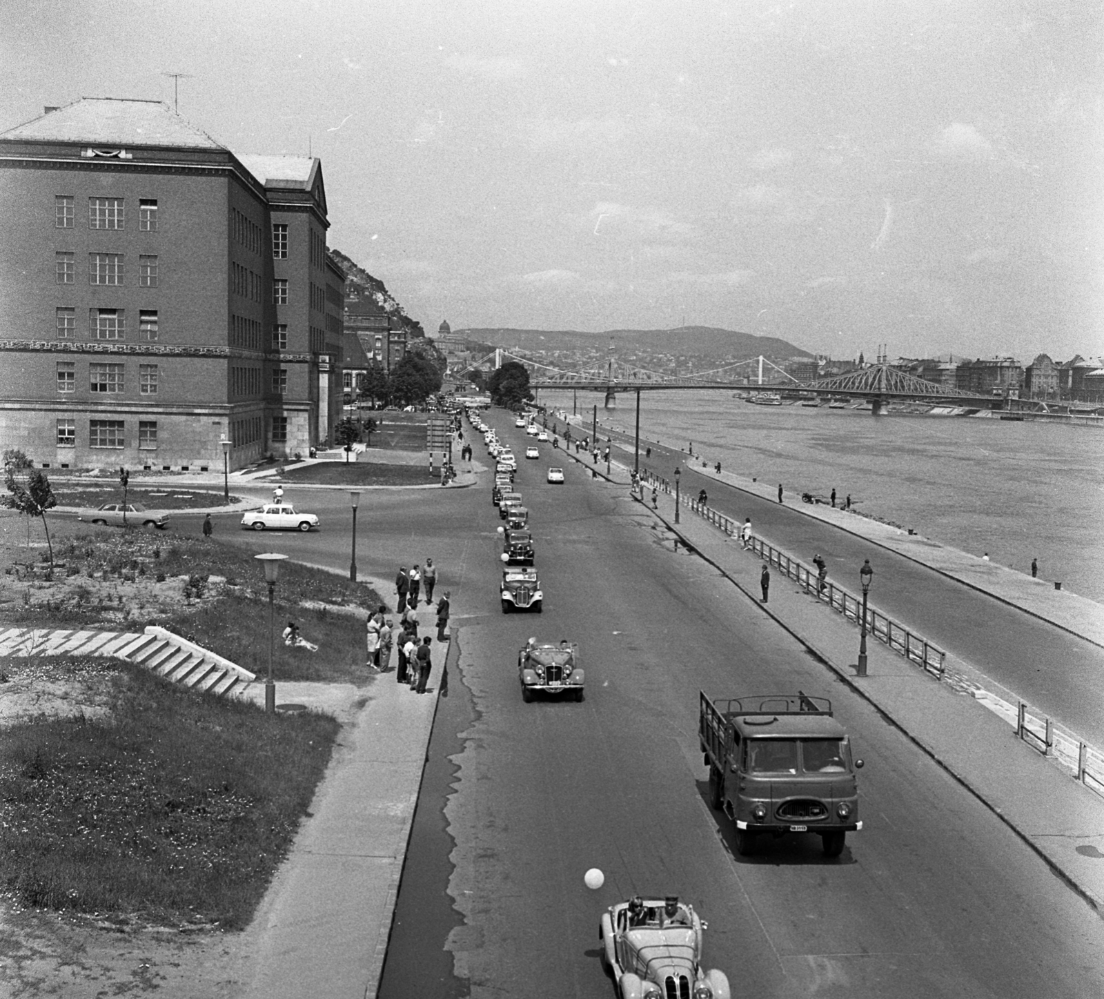 Hungary, Budapest XI., Műegyetem rakpart a Petőfi hídról nézve. Budapesti Közlekedési Napok, gépjárművek felvonulása a FKBT szervezésében., 1969, Urbán Tamás, commercial vehicle, Robur-brand, march, automobile, Danube, Budapest, convertible, Duna-bridge, János Feketeházy-design, Pál Sávoly-design, Fortepan #89584