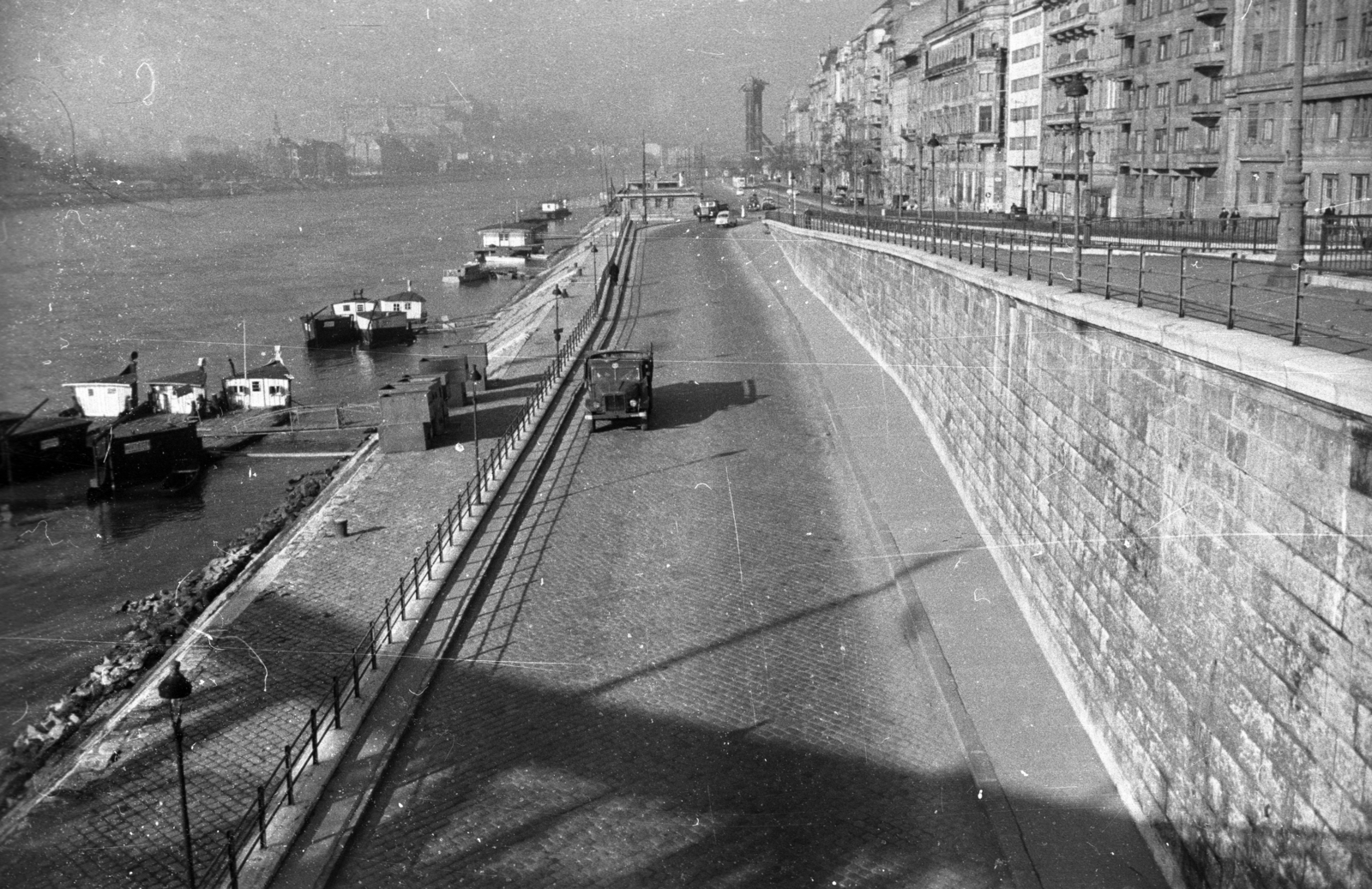 Magyarország, Budapest V., pesti alsó rakpart a Szabadság hídról nézve., 1960, Fortepan, teherautó, látkép, Budapest, Fortepan #8959