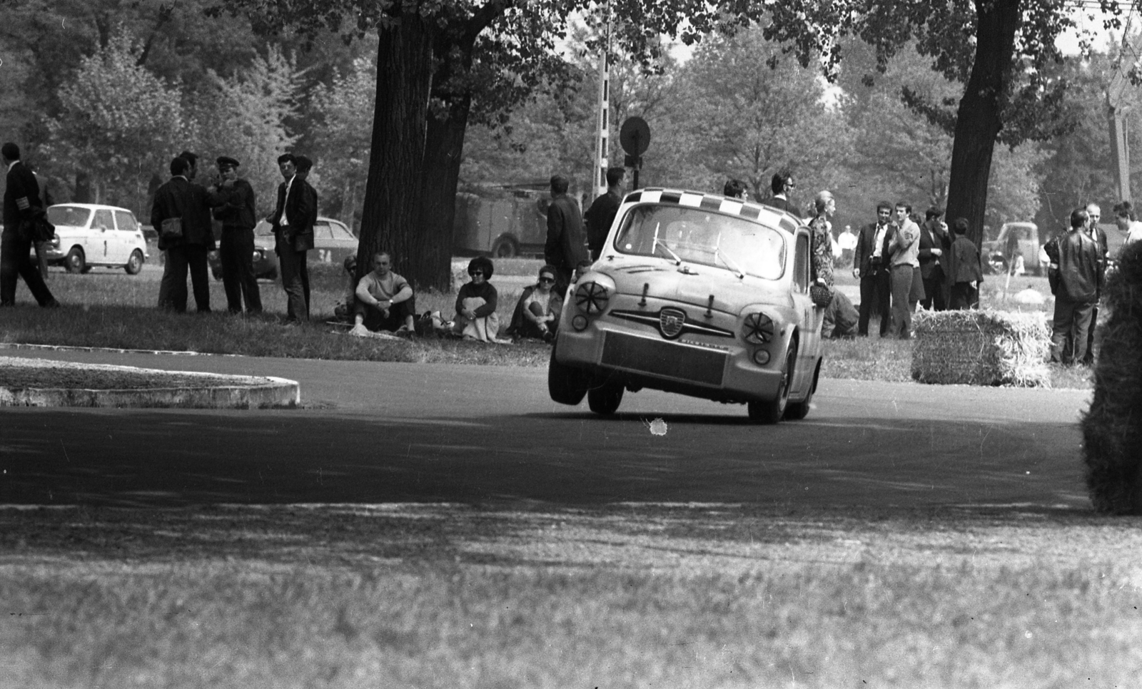 Hungary, People's Park, Budapest X., autóverseny., 1969, Urbán Tamás, Fiat-brand, car race, straw, Budapest, Fortepan #89595