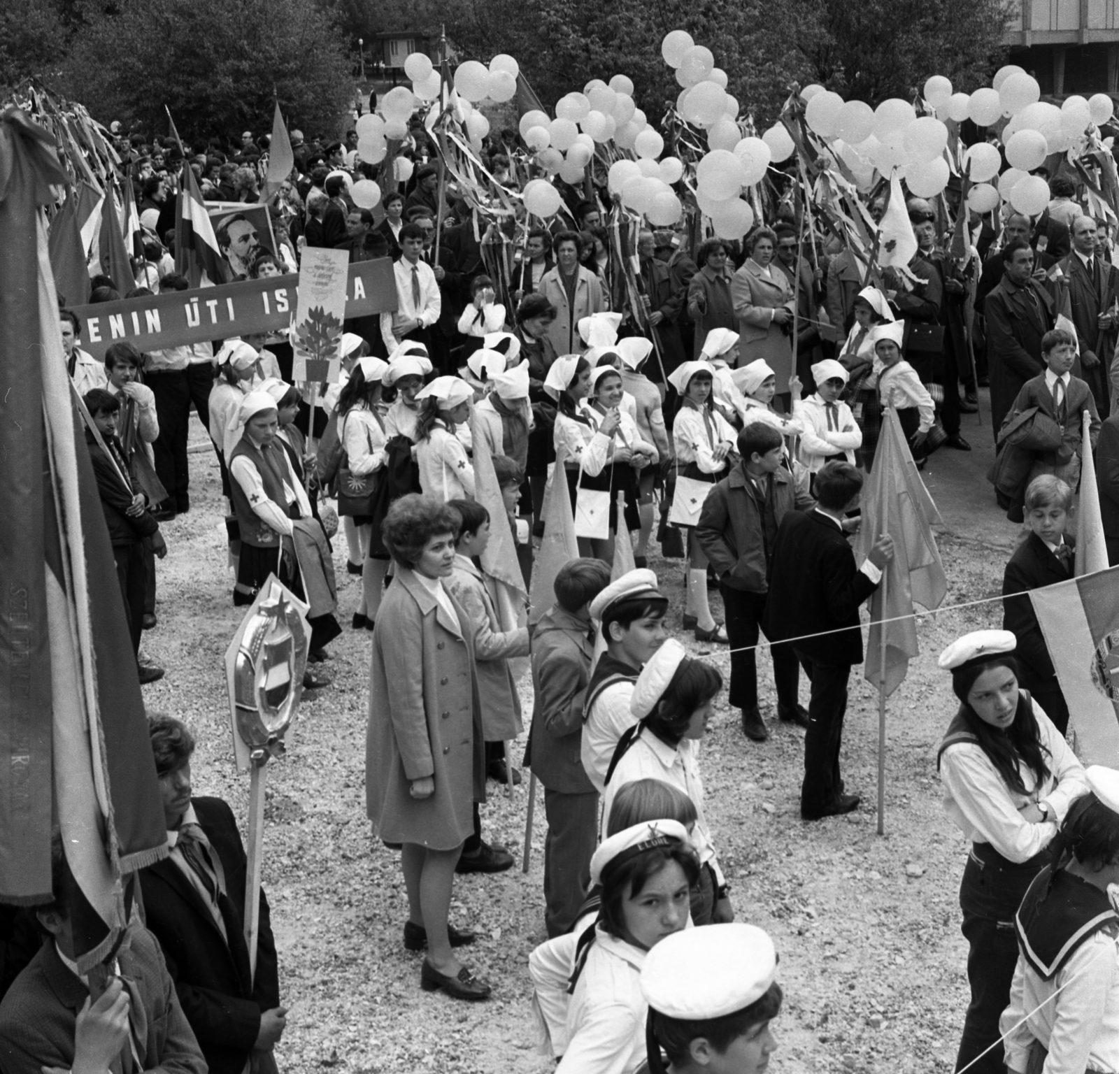 Magyarország, Pap-sziget, Szentendre, május 1-i felvonulás., 1970, Urbán Tamás, úttörő, zászló, felvonulás, léggömb, címer, matrózblúz, Fortepan #89616