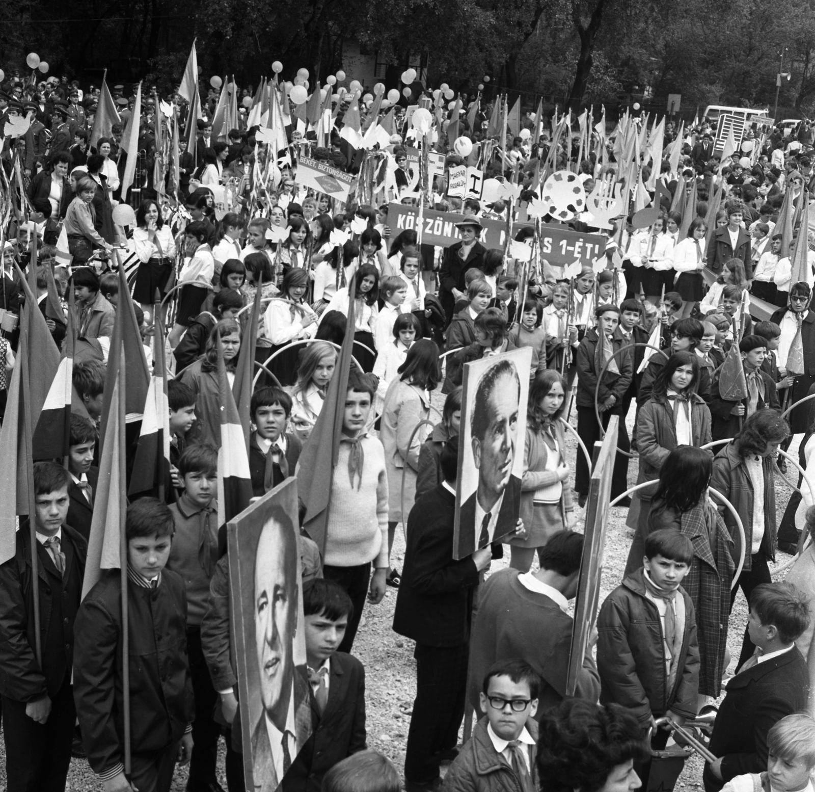 Hungary, Pap Island, Szentendre, május 1-i felvonulás., 1970, Urbán Tamás, pioneer, flag, march, 1st of May parade, János Kádár-portrayal, Jenő Fock-portrayal, Fortepan #89617