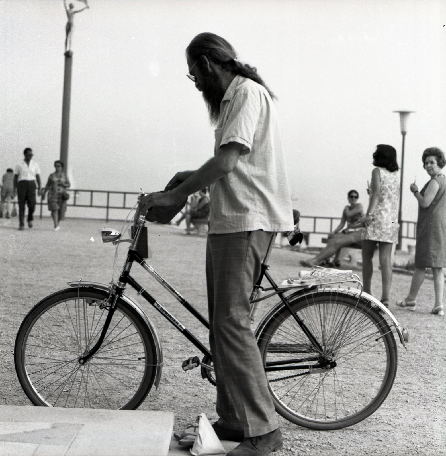 Hungary, Balatonfüred, kikötő, 1967, Urbán Tamás, bicycle, port, hippie, long-haired, Fortepan #89626