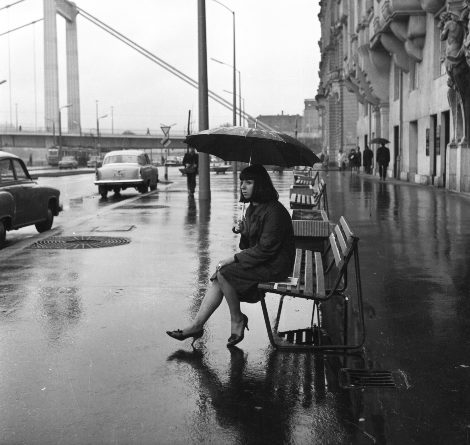 Hungary, Budapest V., Belgrád rakpart a Március 15. tér felé nézve., 1965, Urbán Tamás, umbrella, bench, rain, Budapest, high heels, Fortepan #89636