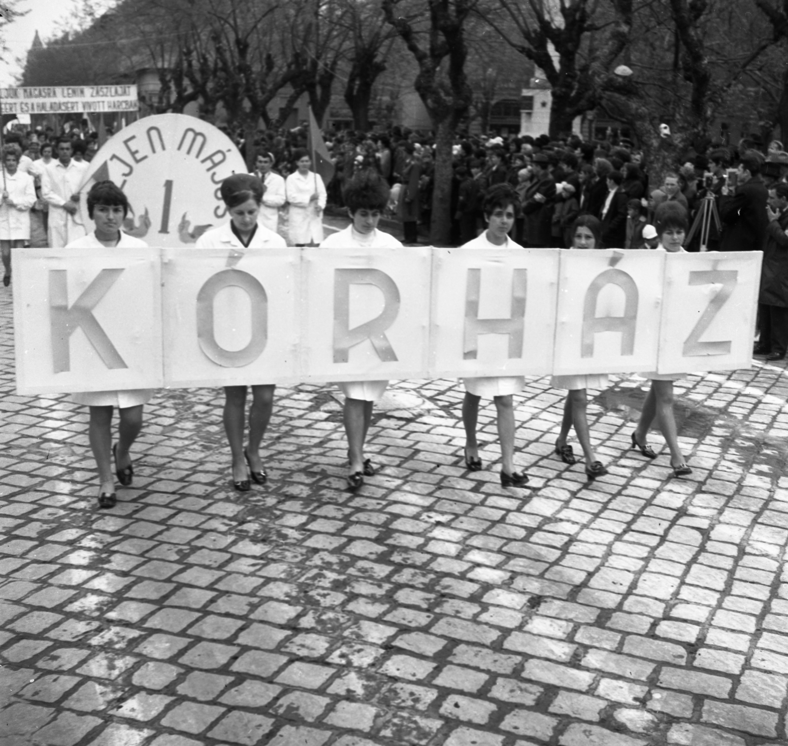 Hungary, Cegléd, Szabadság tér a Rákóczi út felé nézve. Május 1-i felvonulás., 1966, Urbán Tamás, march, 1st of May parade, nurse, cobblestones, board, banner, healthcare, Fortepan #89639