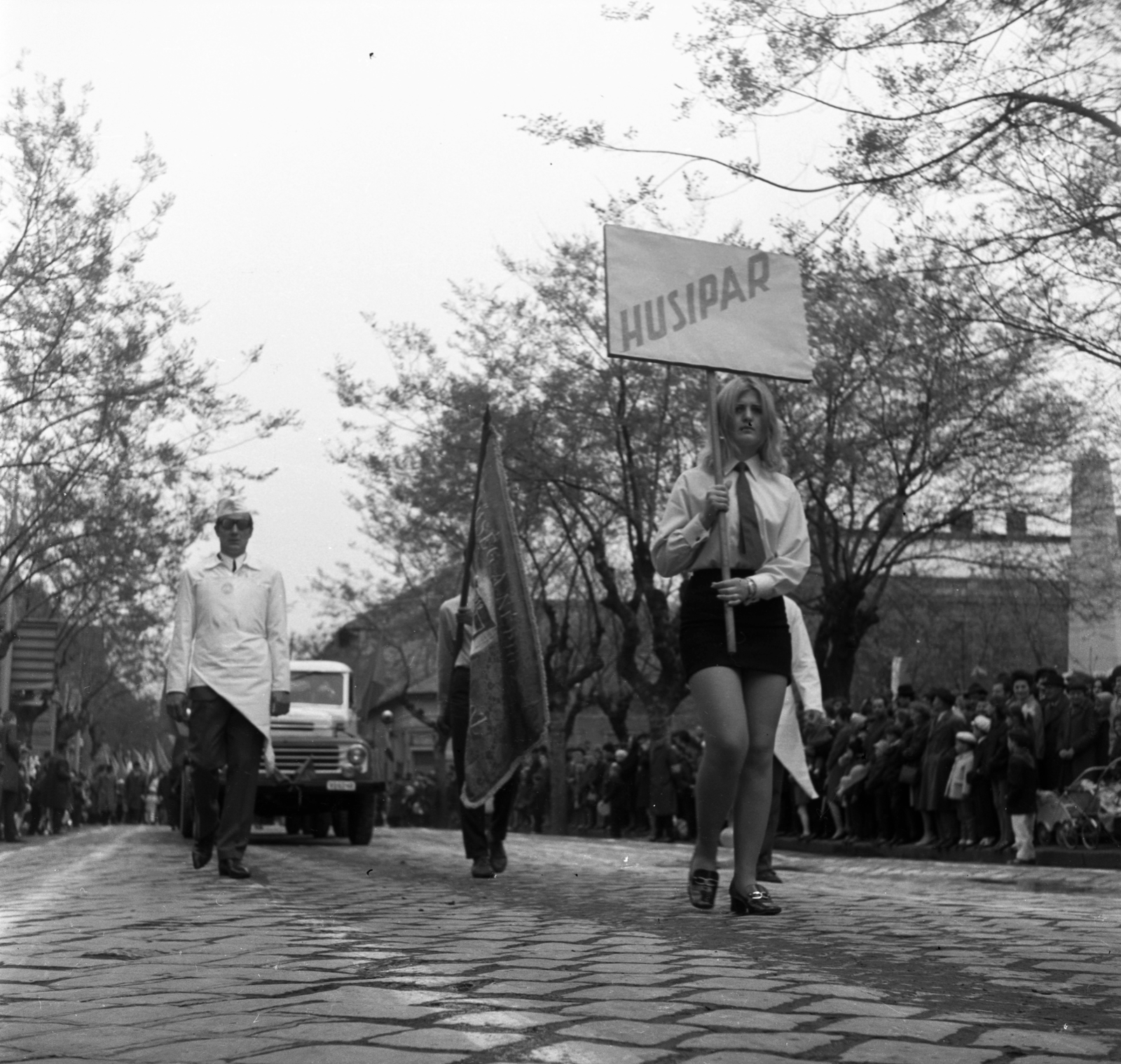 Hungary, Cegléd, Szabadság tér a Rákóczi út felé nézve. Május 1-i felvonulás., 1966, Urbán Tamás, flag, march, 1st of May parade, banner, Fortepan #89641