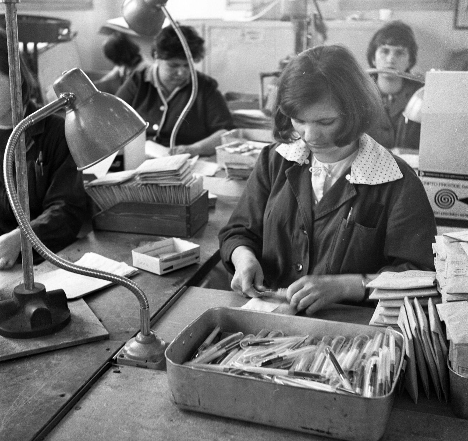 Hungary, Pomáz, Írószer Szövetkezet., 1969, Urbán Tamás, workplace, overall, ballpoint pen, packing, Fortepan #89647