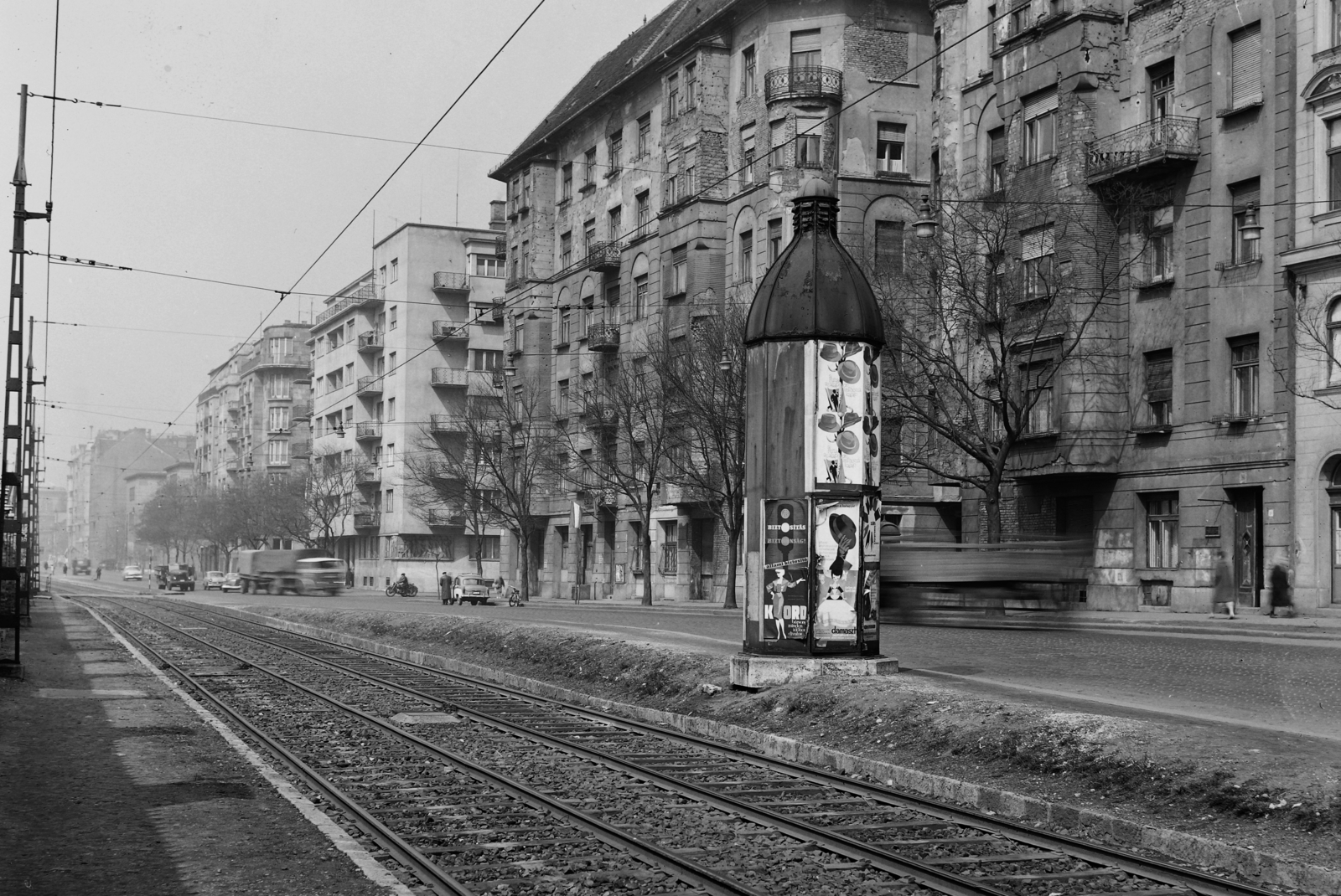 Hungary, Budapest IX., Közraktár utca a Bakáts utca torkolata felé nézve, jobbra a Közraktár utca 26., 1962, UVATERV, traffic, poster, taxicab, ad pillar, number plate, Budapest, Fortepan #8965