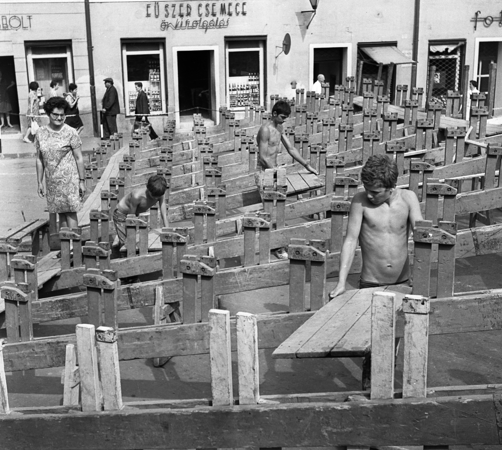 Hungary, Szentendre, Fő (Marx) tér, készül a nyári Szentendrei Teátrum nézőtere., 1969, Urbán Tamás, street view, genre painting, theater, assembly, half-naked, Fortepan #89660