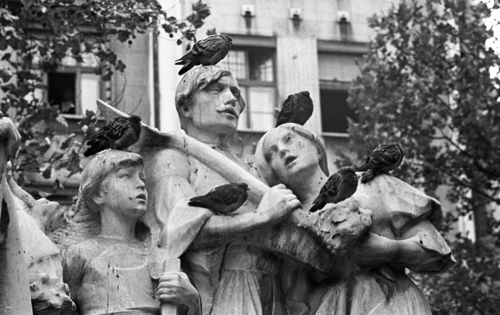 Magyarország, Budapest V., Vörösmarty tér, mellékalakok Vörösmarty Mihály szobránál., 1972, Urbán Tamás, szobor, galamb, Budapest, szoborcsoport, Vörösmarty Mihály-ábrázolás, Fortepan #89676