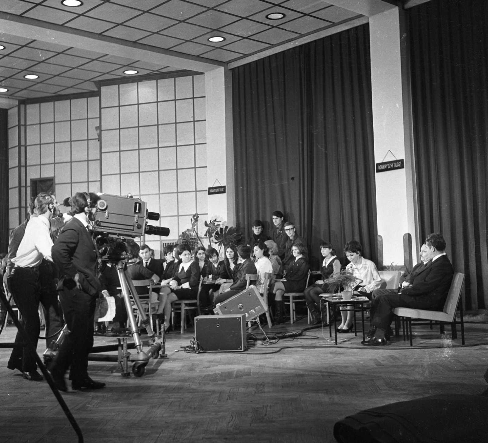 Hungary, Nagykáta, Kultúrház, az MTV Az ingázó falu című körkapcsolásos műsorának egyik színhelye., 1969, Urbán Tamás, headset, Hungarian TV, television camera, television show, Pye-brand, Fortepan #89682