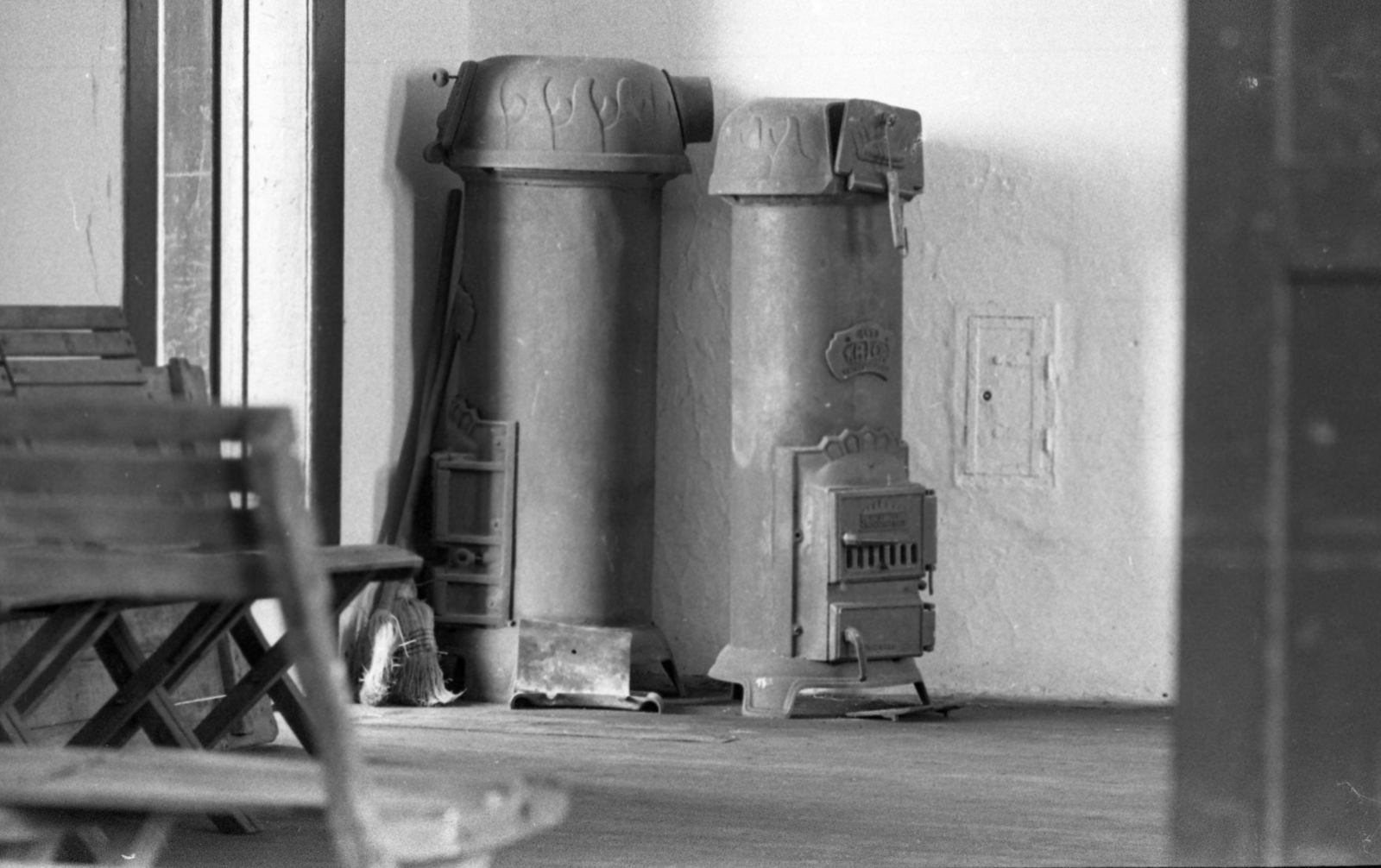 Hungary, Kömpöc, a megszüntetett általános iskola elszállításra váró vaskályhái., 1973, Urbán Tamás, stove, Fortepan #89688