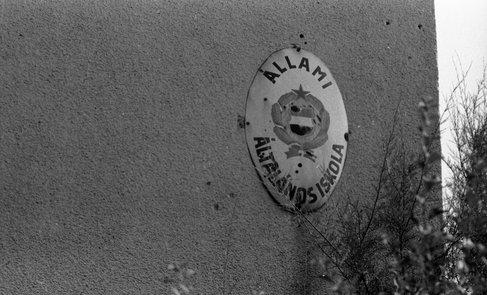 Hungary, Kömpöc, a megszüntetett általános iskola zománctáblája., 1973, Urbán Tamás, school, board, Fortepan #89689