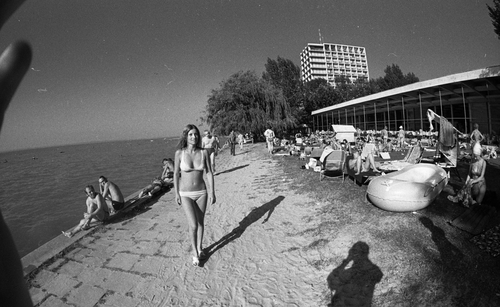 Hungary,Lake Balaton, Siófok, strand a szállodasor előtt, háttérben a Hotel Európa., 1978, Urbán Tamás, beach, bathing suit, Baby boat, Fortepan #89695