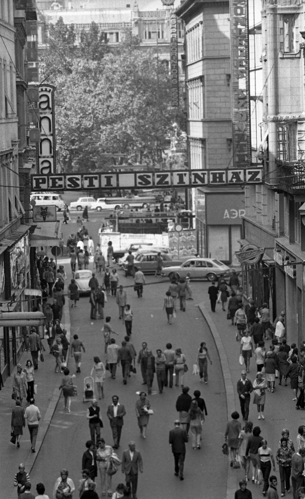 Hungary, Budapest V., Váci utca a Vörösmarty tér felé nézve., 1975, Urbán Tamás, neon sign, neon sign, Budapest, Fortepan #89708