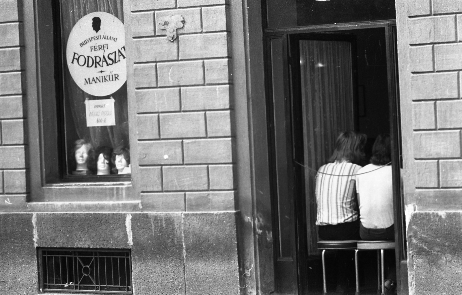 Magyarország, Budapest V., Régi posta utca 15. számú sarokház Váci utcai oldala., 1972, Urbán Tamás, kirakat, paróka, Budapest, háttal, fodrászat, Fortepan #89721