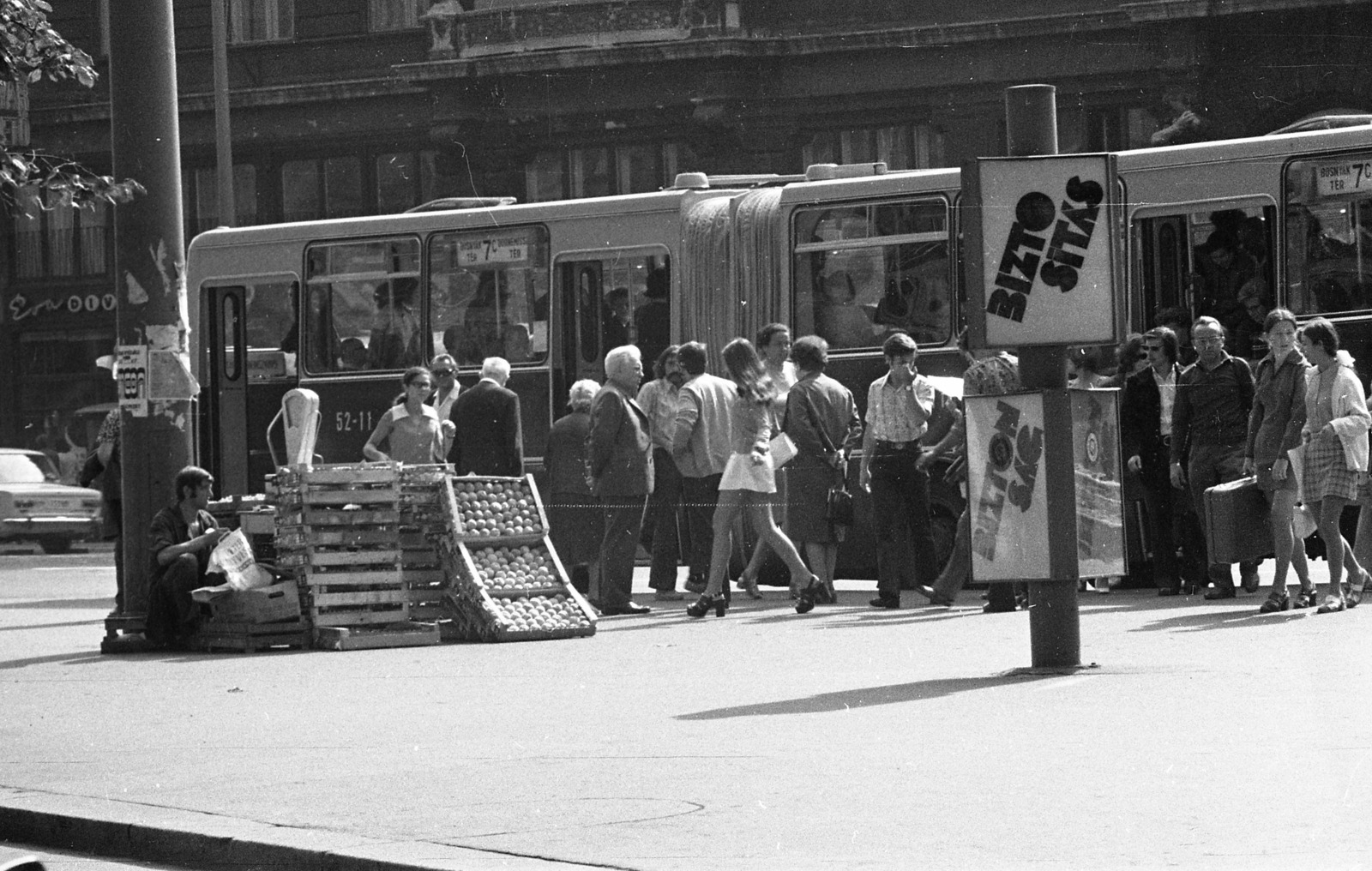 Hungary, Budapest V., Ferenciek tere (Felszabadulás tér). Szemben a Királyi Bérpalota., 1973, Urbán Tamás, bus, Ikarus-brand, seller, Budapest, fruit seller, Fortepan #89722