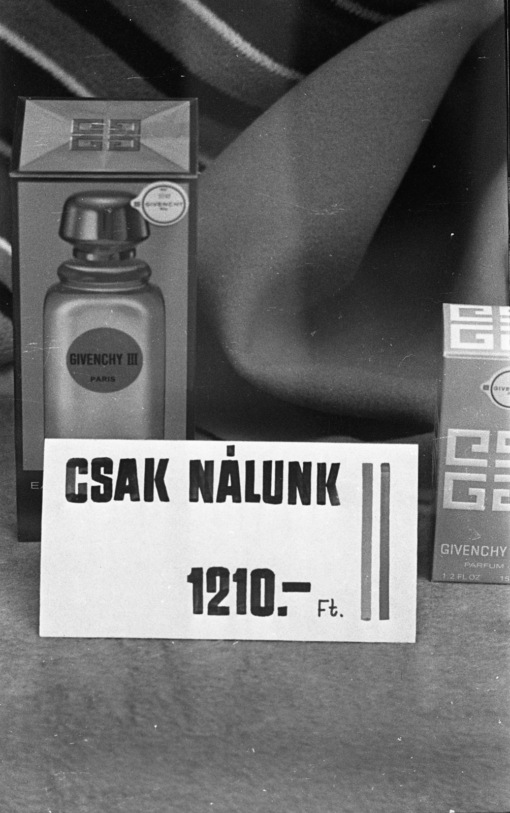 Magyarország, 1972, Urbán Tamás, reklám, kirakat, árcédula, illatszerbolt, drogéria, reklám ár, üzenet, Fortepan #89736