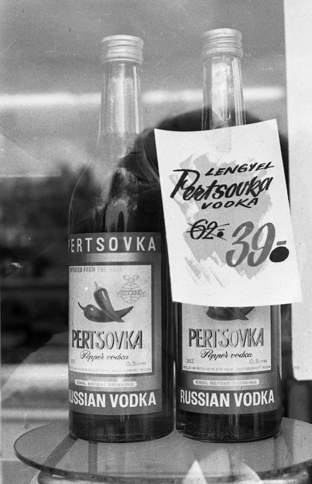 Hungary, 1972, Urbán Tamás, Show window, price tag, drink, liquor, discount price, Fortepan #89738