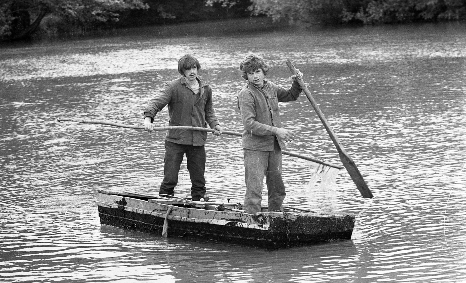 Magyarország, Szamosköz, a Szamoson 1970 májusában levonult árvíz idején készült a felvétel., 1970, Urbán Tamás, férfiak, horgászat, csónak, evezés, ladik, Fortepan #89747