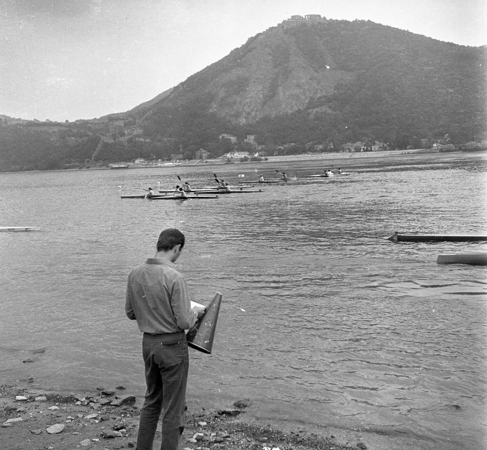 Magyarország,Dunakanyar, Visegrád és a Várhegy a Fellegvárral Nagymarosról nézve., 1969, Urbán Tamás, tájkép, kajak, vízisport, szócső, Fortepan #89752