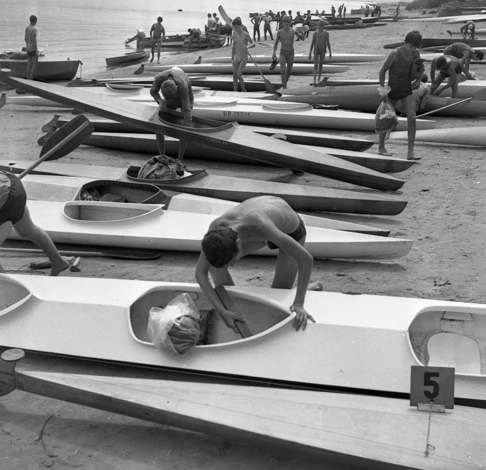 Hungary,Danube Bend, Nagymaros, Duna-part., 1969, Urbán Tamás, kayak, shore, water sports, Fortepan #89753