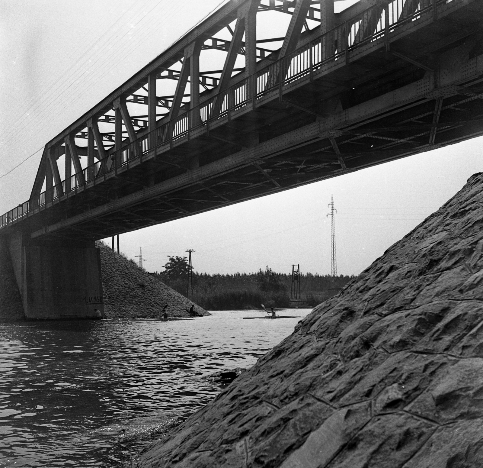 Hungary, Dunavarsány, Ráckevei (Soroksári)-Duna, Taksony vezér híd., 1972, Urbán Tamás, bridge, kayak, Fortepan #89756