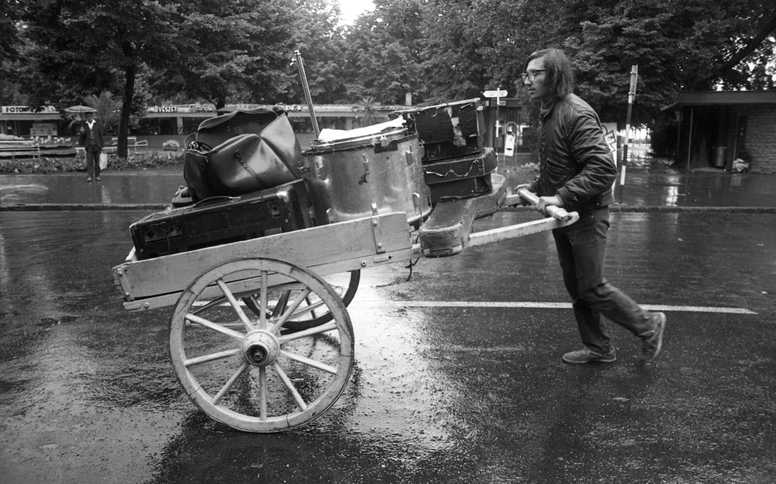 Hungary, Balatonfüred, Jókai Mór utca a Vitorlás térnél, háttérben a bazársor., 1977, Urbán Tamás, musical instrument, suitcase, carrier, Fortepan #89760