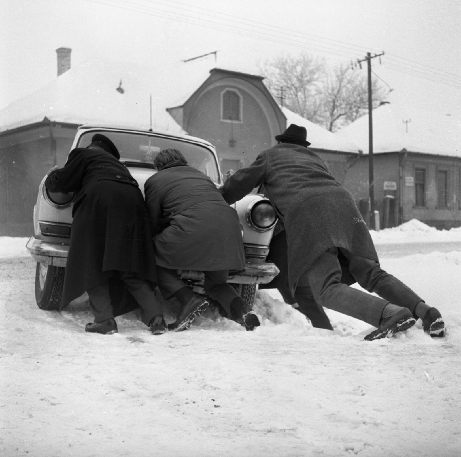 Hungary, 1966, Urbán Tamás, winter, snow, pylon, snow piles, being stuck, push starting, Fortepan #89783